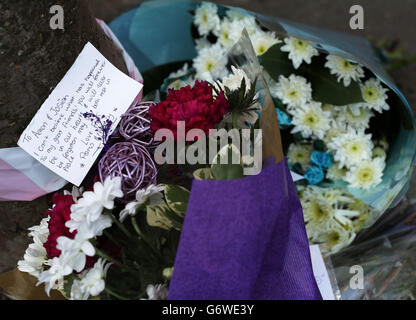 Blumen, die am Ort einer doppelten Morduntersuchung in Leytonstone im Osten Londons gelegt wurden. Stockfoto