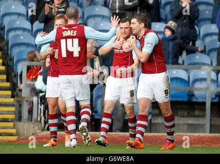 Fußball - Sky Bet Championship - Burnley / Derby County - Turf Moor. Burnleys David Jones, links, Dean Marney, Mitte und Sam Vokes, rechts, feiern Dean Marneys Tor für Burnley Stockfoto