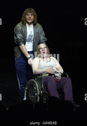 Die Comedians David Walliams und Matt Lucas treten während der Cream of British Comedy Night in der Royal Albert Hall in London auf. Der Comedy-Abend ist Teil der jährlichen Woche der "The Who and Friends" mit Spendenauftritten zugunsten des Teenage Cancer Trust. Stockfoto