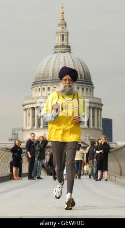 Fauja Singh, der älteste Läufer des London-Marathons, feiert seinen 93. Geburtstag, als er über die Millennium Bridge in London läuft. Es ist das fünfte Mal, dass der alterstrotzende Athlet, der ursprünglich aus dem indischen Punjab stammt, das Rennen um Geld für die frühzeitige Wohltätigkeit und GLÜCKSELIGKEIT des Babys führt und zum zweiten Mal der älteste Konkurrent ist. Herr Singh, der in Ilford, Essex, lebt, legt seinen Erfolg auf eine Diät mit Ingwer-Curry und regelmäßige Meditation zurück. Stockfoto