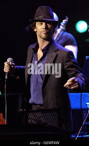 Sänger Jay Kay aus Jamiroquai spielt live auf der Bühne während eines Abends mit Jools Holland, im Rahmen der 'The Who and Friends' Fundraising Woche mit Auftritten, in Aid of the Teenage Cancer Trust, in der Royal Albert Hall in London. Stockfoto