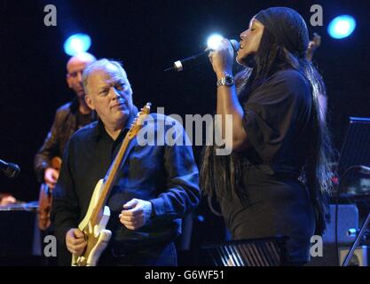 Der Pink Floyd-Gitarrist David Gilmour und die Sängerin Mica Paris treten an einem Abend mit Jools Holland im Rahmen der „The Who and Friends“-Spendenwoche in der Royal Albert Hall in London auf. Stockfoto