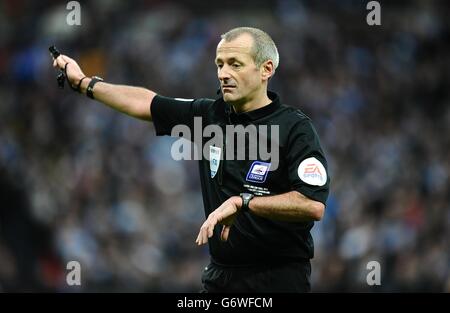 Fußball - Capital One Cup - Finale - Manchester City gegen Sunderland - Wembley Stadium. Martin Atkinson, Referent Stockfoto