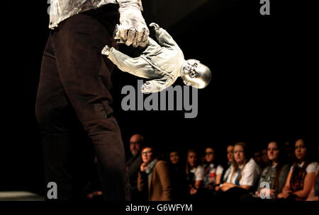 Ein Modell zeigt, wie Textildesign-Studenten während der Glasgow School of Art Fashion Show 2014 in Glasgow arbeiten. DRÜCKEN Sie VERBANDSFOTO. Bilddatum: Dienstag, 4. März 2014. Bildnachweis sollte lauten: Andrew Milligan / PA Wire Stockfoto