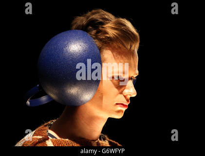 Ein Modell zeigt, wie Textildesign-Studenten während der Glasgow School of Art Fashion Show 2014 in Glasgow arbeiten. DRÜCKEN Sie VERBANDSFOTO. Bilddatum: Dienstag, 4. März 2014. Bildnachweis sollte lauten: Andrew Milligan / PA Wire Stockfoto