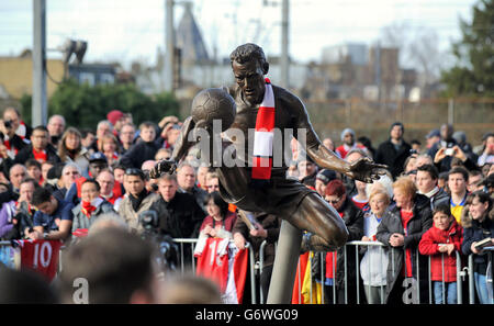 Eine Statue des ehemaligen Arsenal-Spielers Dennis Bergkamp, nachdem sie vor dem Emirates Stadium in London enthüllt wurde. Stockfoto