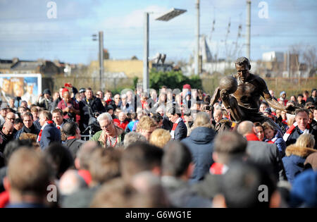 Eine Statue des ehemaligen Arsenal-Spielers Dennis Bergkamp, nachdem sie vor dem Emirates Stadium in London enthüllt wurde. Stockfoto