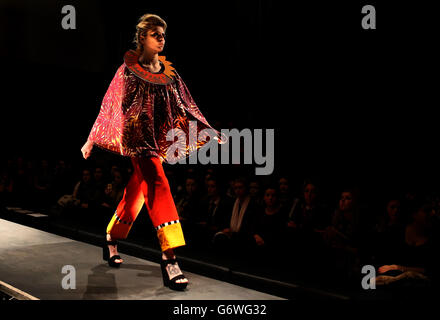 Ein Modell zeigt, wie Textildesign-Studenten während der Glasgow School of Art Fashion Show 2014 in Glasgow arbeiten. Stockfoto