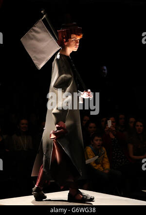 Ein Modell zeigt, wie Textildesign-Studenten während der Glasgow School of Art Fashion Show 2014 in Glasgow arbeiten. Stockfoto