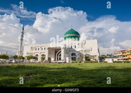 Tawau, Sabah, Malaysia. 8. Juni 2016: Al-Kauthar Moschee oder Tawau-Moschee ist die größte Moschee in Sabah. Stockfoto