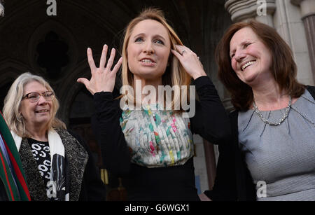 Beth Warren verlässt mit ihrer Mutter Georgina Hyde (ganz rechts) und ihren Schwiegereltern Kevin und Helen Brewer die Londoner Gerichtshöfe, nachdem sie ihren Kampf vor dem High Court gewonnen hatte, um das Sperma ihres verstorbenen Mannes zu bewahren. Stockfoto