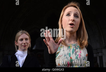 Beth Warren verlässt die Gerichtshöfe in London, nachdem sie ihren Kampf vor dem High Court gewonnen hatte, um das Sperma ihres verstorbenen Mannes zu bewahren. Stockfoto