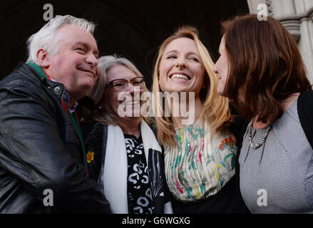 Beth Warren verlässt mit ihrer Mutter Georgina Hyde (ganz rechts) und ihren Schwiegereltern Kevin und Helen Brewer die Londoner Gerichtshöfe, nachdem sie ihren Kampf vor dem High Court gewonnen hatte, um das Sperma ihres verstorbenen Mannes zu bewahren. Stockfoto