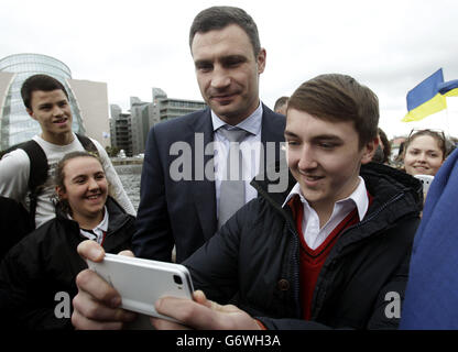 Vitali Klitschko, ehemaliger Boxmeister im Schwergewicht und ukrainischer Politiker, nimmt an einer pro-ukrainischen Kundgebung Teil, während er auf seinem Weg zum Kongresszentrum in Dublin durch Dublin läuft, um am Europäischen Volkspartei-Kongress teilzunehmen. Stockfoto