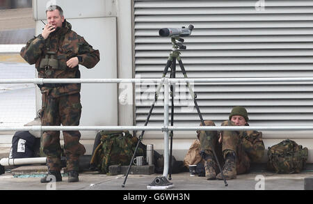 Mitarbeiter der irischen Armee behalten die Protestierenden bei einem Treffen des Europäischen Volkspartei-Kongresses heute in Dublin im Auge. Stockfoto