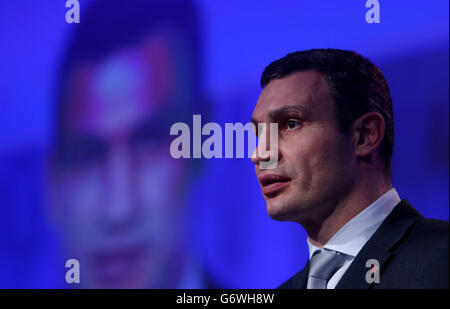 Vitali Klitschko spricht auf dem Kongress der Europäischen Volkspartei im Convention Center in Dublin. DRÜCKEN SIE VERBANDSFOTO. Bilddatum: Donnerstag, 6. März 2014. Siehe PA Geschichte POLITIK Ukraine. Das Foto sollte lauten: Brian Lawless/PA Wire Stockfoto