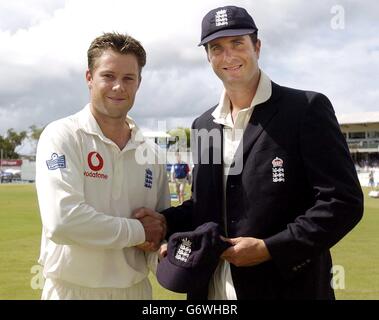 England-Kapitän Michael Vaughan (rechts) überreicht dem Wicketkeeper Geraint Jones vor dem Start des vierten Tests gegen die Westindischen Inseln auf dem Recreation Ground, St. John's, Antigua, seine erste Mütze. Stockfoto