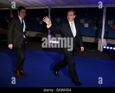 Taoiseach Enda Kenny trifft mit Minister für europäische Angelegenheiten, Paschal Donohoe (links), auf dem Kongress der Europäischen Volkspartei im Convention Center in Dublin ein. Stockfoto