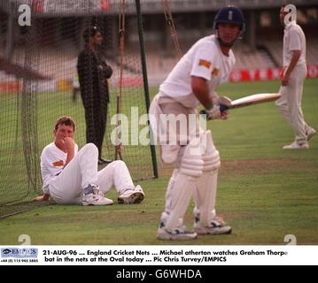 21-AUG-96. England Cricket Nets. Michael atherton sieht Graham Thorpe heute beim Oval in den Netzen Fledermaus Stockfoto