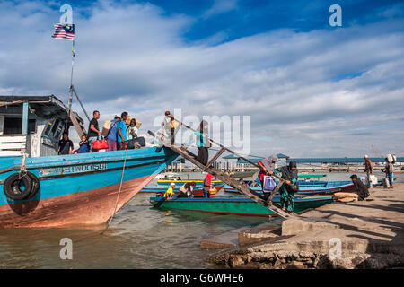 Tawau, Malaysia. 6. Juni 2016: Diese Gegend ist berühmt für Tausch-Markt. Waren aus Indonesien und den Philippinen wurden eine große t Stockfoto