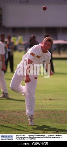 21-AUG-96. England Cricket Nets. Der englische Robert Croft bekommt heute während der Nets ein paar Bowlingübungen Stockfoto