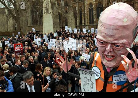 Demonstranten vor Westminster in London, die gegen die Kürzung der Rechtshilfe kämpfen. Stockfoto