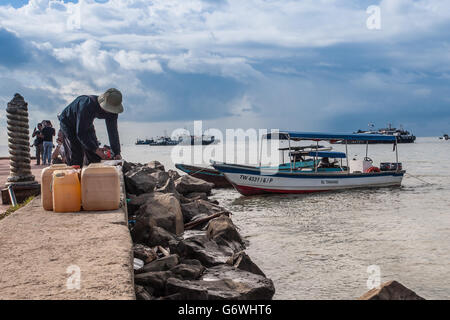 Tawau, Malaysia. 6. Juni 2016: Diese Gegend ist berühmt für Tausch-Markt. Waren aus Indonesien und den Philippinen wurden eine große t Stockfoto