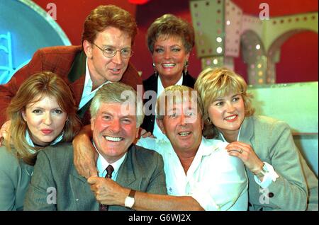 Aktuelle Blue Peter Moderatorin Anthea Turner (ganz rechts) mit ehemaligen Moderatoren (von links nach rechts) Caron Keating, Peter Purvis und John Noakes bei den Programmen 35. Stockfoto