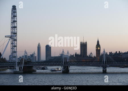 Abendansicht in der Dämmerung des Palace of Westminster (rechts) und des London Eye (links) hinter der Charing Cross Bridge von der Waterloo Bridge aus gesehen. Stockfoto