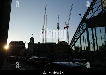 Bau in Victoria, London. Ein Blick am späten Nachmittag auf Kraniche auf einer Baustelle neben dem Bahnhof London Victoria. Stockfoto