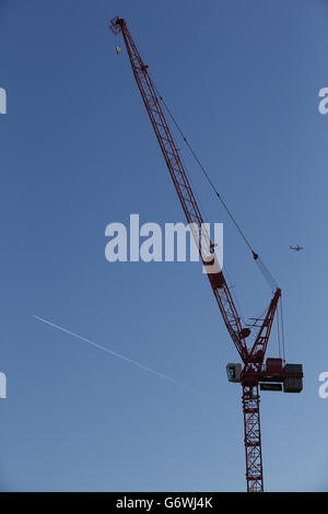 Konstruktion in Victoria, London - Stock. Ein Blick am späten Nachmittag auf einen Kran auf einer Baustelle neben der Londoner Victoria Station. Stockfoto