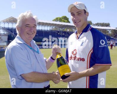 BBC Test Match der Special-Produzent Peter Baxter (links) präsentiert dem englischen Bowler Simon Jones auf dem Recreation Ground, St. John's, Antigua, ein Magnum Champagner. Der Preis ist das TMS Brian Johnston Champagne Moment und Jones gewann es für sein fünftes Wicket in der 2. Test gegen die West Indies. Stockfoto