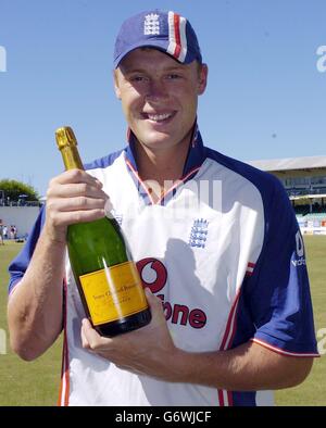 England Cricketspieler Andrew Flintoff, mit einem Magnum Champagner am Recreation Ground, St. John's, Antigua. Der Preis ist der TMS Brian Johnston Champagne Moment und Flintoff gewann ihn, weil er Kapitän Brian Lara zum zweiten Mal im sli im 1. Test gegen die Westindischen Inseln erwischen konnte. Stockfoto