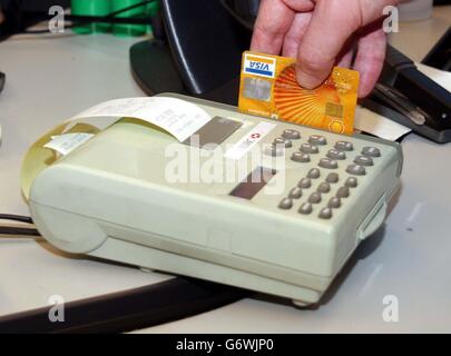 Eine allgemeine Ansicht einer Kreditkarte, die durch einen PDQ-Bezahlautomaten gewischt wird. Stockfoto