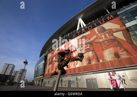 Fußball - FA Cup - Sechste Runde - Arsenal gegen Everton - Emirates Stadium. Die Dennis Bergkamp Statue ist außerhalb des Emirates Stadions zu sehen Stockfoto