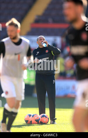 Fußball - FA Cup - Sechste Runde - Sheffield United / Charlton Athletic - Bramall Lane. Charlton Athletic, der erste Teamtrainer Damian Matthew, nimmt beim Warm-up etwas Flüssigkeit auf Stockfoto