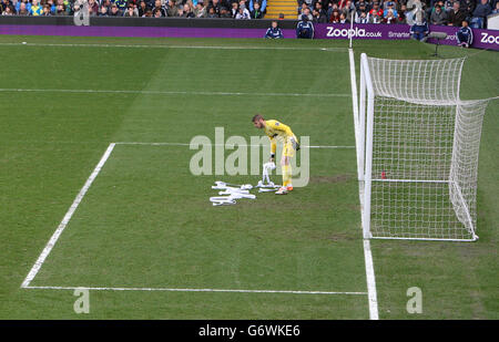 Fußball - Barclays Premier League - West Bromwich Albion gegen Manchester United - The Hawthorns. Manchester United Torhüter David De Gea entfernt Toilettenpapier aus seiner Gegend Stockfoto