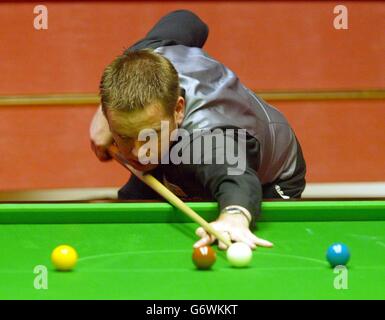 Der nordirische Joe Swail tritt am Eröffnungstag der Botschaft-Weltmeisterschaft im Crucible Theatre, Sheffield, am Samstag, den 17. April 2004, gegen Ken Doherty an. Stockfoto