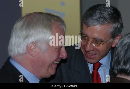 Der EU-Kommissar für auswärtige Angelegenheiten, Chris Patten, links, teilt einen Witz mit dem britischen Außenminister Jack Straw beim informellen Treffen der Außenminister in Tullamore, Co Offaly, Irland. Stockfoto