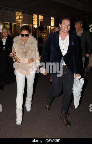 Katie Price (links) verlässt mit Ehemann Kieran Hayler (rechts) nach dem Champion Day auf der Cheltenham Racecourse, Cheltenham. Stockfoto