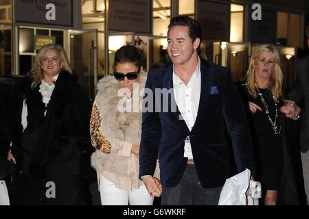 Katie Price (Mitte links) verlässt mit Ehemann Kieran Hayler (rechts) nach dem Champion Day auf der Cheltenham Racecourse, Cheltenham. Stockfoto