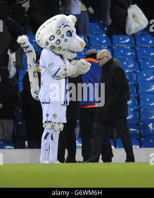 Brian McDermott, der Manager von Leeds United, kommt am Clubmaskottchen Lucas the Kop Cat vorbei, als er während des Sky Bet Championship-Spiels in der Elland Road, Leeds, das Feld zu Vollzeit verlässt. Stockfoto