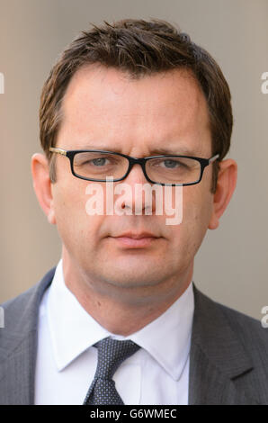 Der frühere News of the World-Redakteur Andy Coulson kommt im Old Bailey in London an, während der Telefonhacking-Prozess weitergeht. Stockfoto