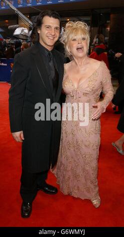 Die Schauspielerin Barbara Windsor und ihr Mann Scott Mitchell kommen für die British Academy Television Awards (BAFTA) - gesponsert von Radio Times - im Grosvenor House Hotel in der Park Lane im Zentrum von London an. Stockfoto