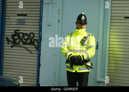 Ein Polizeibeamter aus dem Großraum Manchester steht vor den Wohnungen in der Upper Brook Street, im Stadtzentrum von Manchester, nach Anti-Terror-Razzien auf der Wache. Die Polizei sagte, dass heute eine Reihe von Razzien im Rahmen des Terrorismusgesetzes von 2000 durchgeführt wurden. Die Polizei bestätigte, dass sie es derzeit mit einem Vorfall in der Upper Brook Street zu tun habe, wollte aber nicht angeben, ob dies mit den Razzien in Verbindung gebracht werden würde. Stockfoto