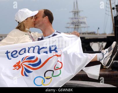 Tracey Morris feiert ihre Auswahl für die Olympischen Spiele mit ihrem Mann Paul, in der Nähe der Tower Bridge, London, nachdem sie gestern mit einer Zeit von 2 Stunden 33 Minuten und 52 Sekunden die schnellste Britin beim London Marathon wurde. Der 36-jährige Leeds Optiker, wurde ausgewählt, um den Marathon für Großbritannien in Athen laufen, bestätigt die British Olympic Association heute. Stockfoto