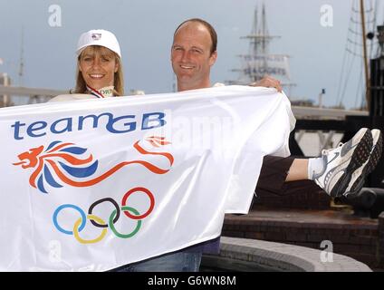 Tracey Morris feiert ihre Auswahl für die Olympischen Spiele mit ihrem Mann Paul in der Nähe der Tower Bridge, London, nachdem sie mit einer Zeit von 2 Stunden, 33 Minuten und 52 Sekunden die schnellste Britin beim London Marathon wurde. Der 36-jährige Leeds-Optiker wurde ausgewählt, um den Marathon für Großbritannien in Athen zu laufen, bestätigte die British Olympic Association. Stockfoto