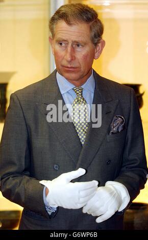 Der Prince of Wales trägt weiße Handschuhe bei einem Besuch im Compton Verney House, Wellesbourne, Warwickshire. Das ehemals veröde Herrenhaus aus dem 18. Jahrhundert wurde nach einer umfangreichen Restaurierung durch die Peter Moores Stiftung in eine Kunstgalerie umgewandelt. Stockfoto