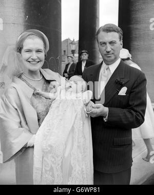 Lord und Lady Mancroft mit ihrem Sohn, nachdem das Baby Benjamin Lloyd in der St. Mary's Church, Bryanston Square, London getauft worden war. Lord Mancroft ist Parlamentarischer Staatssekretär im Verteidigungsministerium. Stockfoto