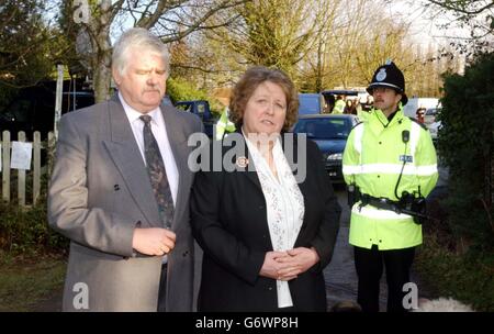 Herr und Frau Holcroft, die Eltern von Rachel Whitear, standen nach der Leichenuntersuchung vor der Kirche in Withington, Herefordshire. Die Schatulle von Miss Whitear wurde in einem Leichenwagen, der von einem Motorradfahrer der Polizei geführt wurde, zur Wiederinternierungszeremonie in die Kirche zurückgebracht. Die Familie dankte dem Team der Polizei von Wiltshire, der West Mercia Constabulary und all diesen Fachleuten für die sehr geduldige und würdige Art und Weise, wie sie ihre schwierige Aufgabe in den letzten Tagen erfüllt haben. Stockfoto